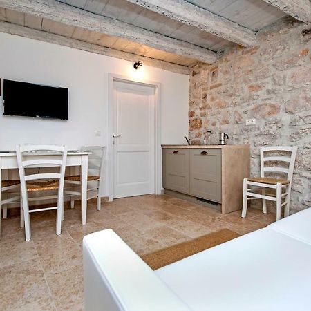 Apartments Casa Roccia Bianca ロヴィニ エクステリア 写真