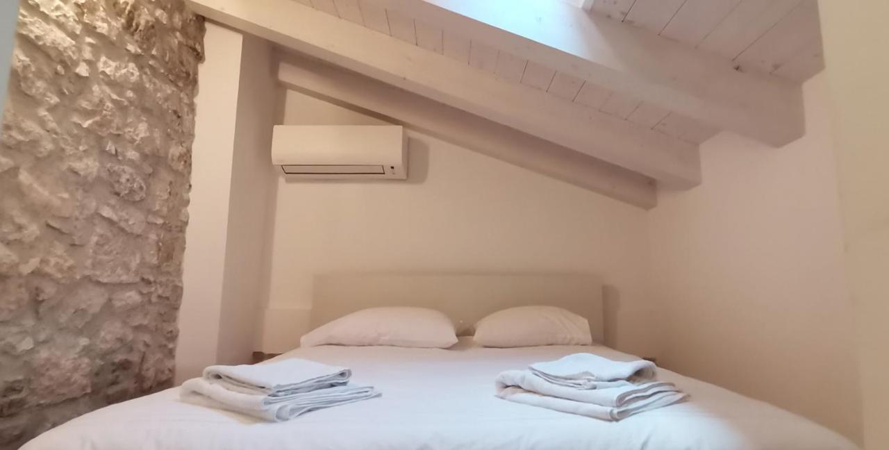 Apartments Casa Roccia Bianca ロヴィニ エクステリア 写真