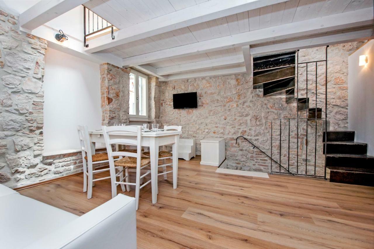 Apartments Casa Roccia Bianca ロヴィニ エクステリア 写真