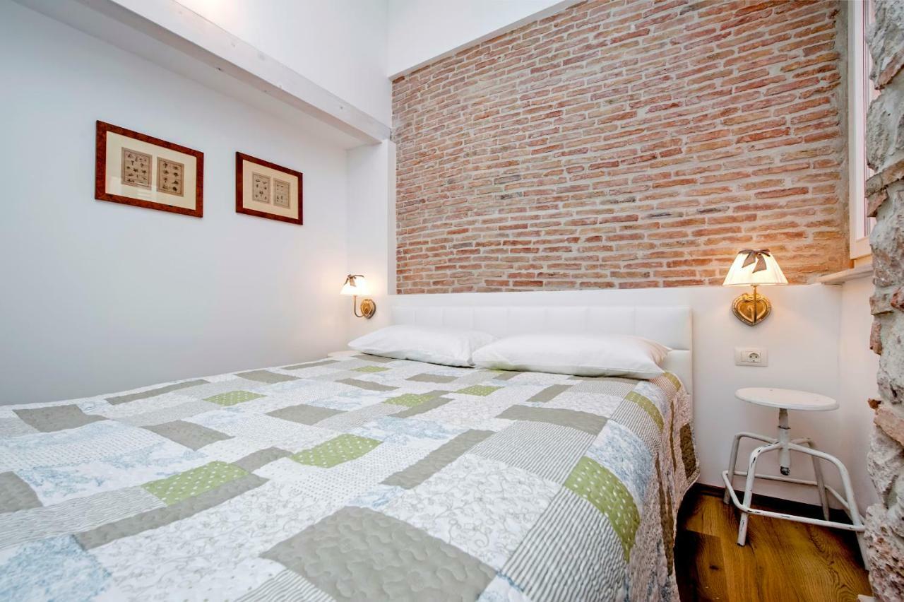 Apartments Casa Roccia Bianca ロヴィニ エクステリア 写真