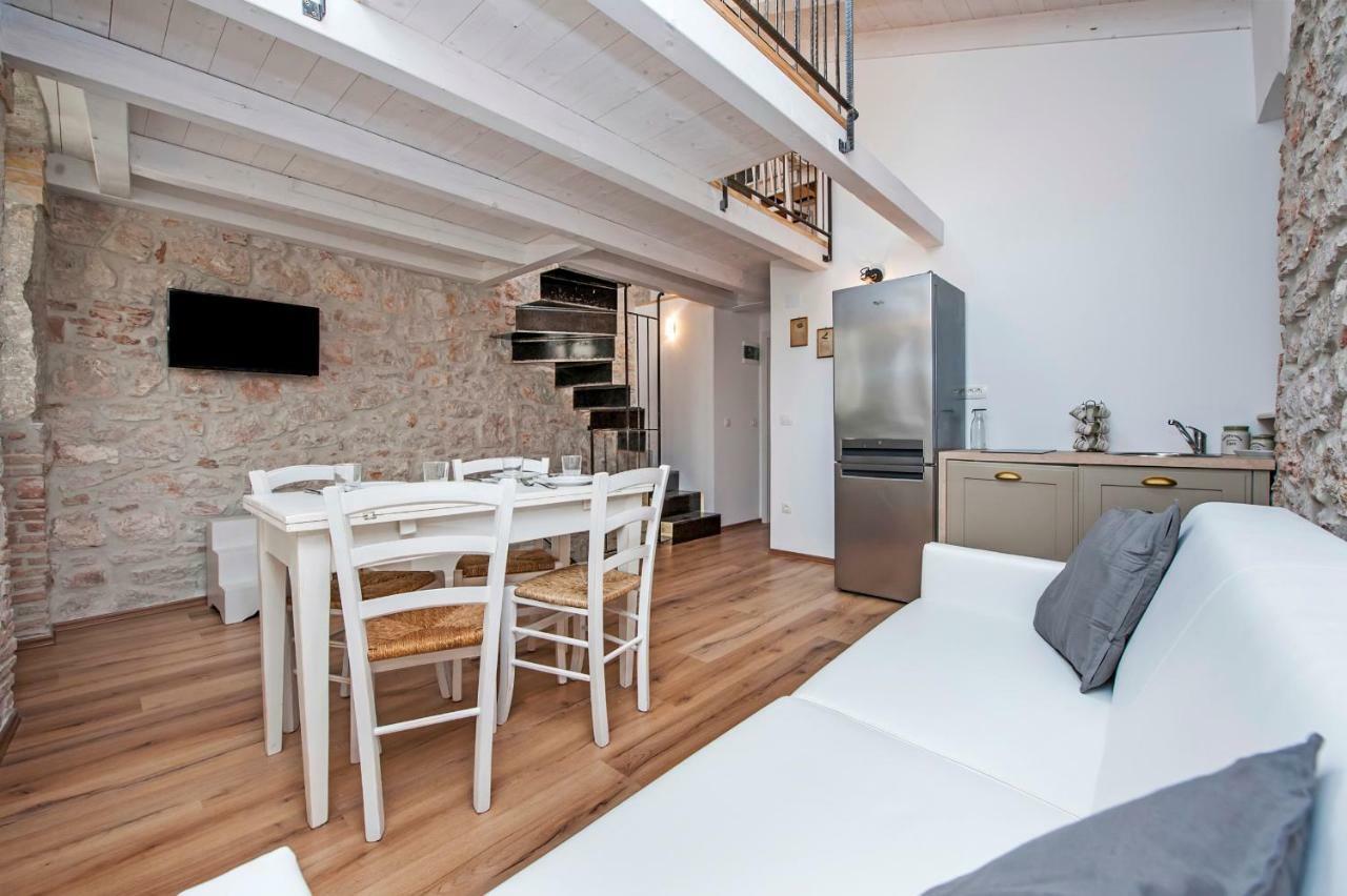 Apartments Casa Roccia Bianca ロヴィニ エクステリア 写真