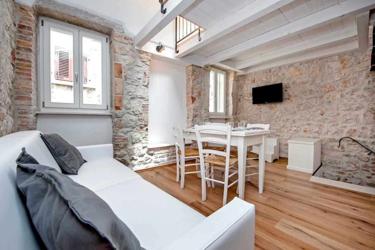 Apartments Casa Roccia Bianca ロヴィニ エクステリア 写真