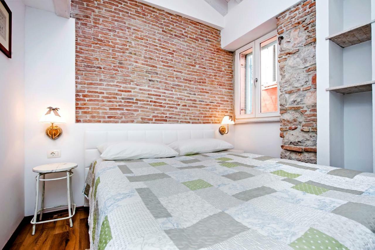 Apartments Casa Roccia Bianca ロヴィニ エクステリア 写真
