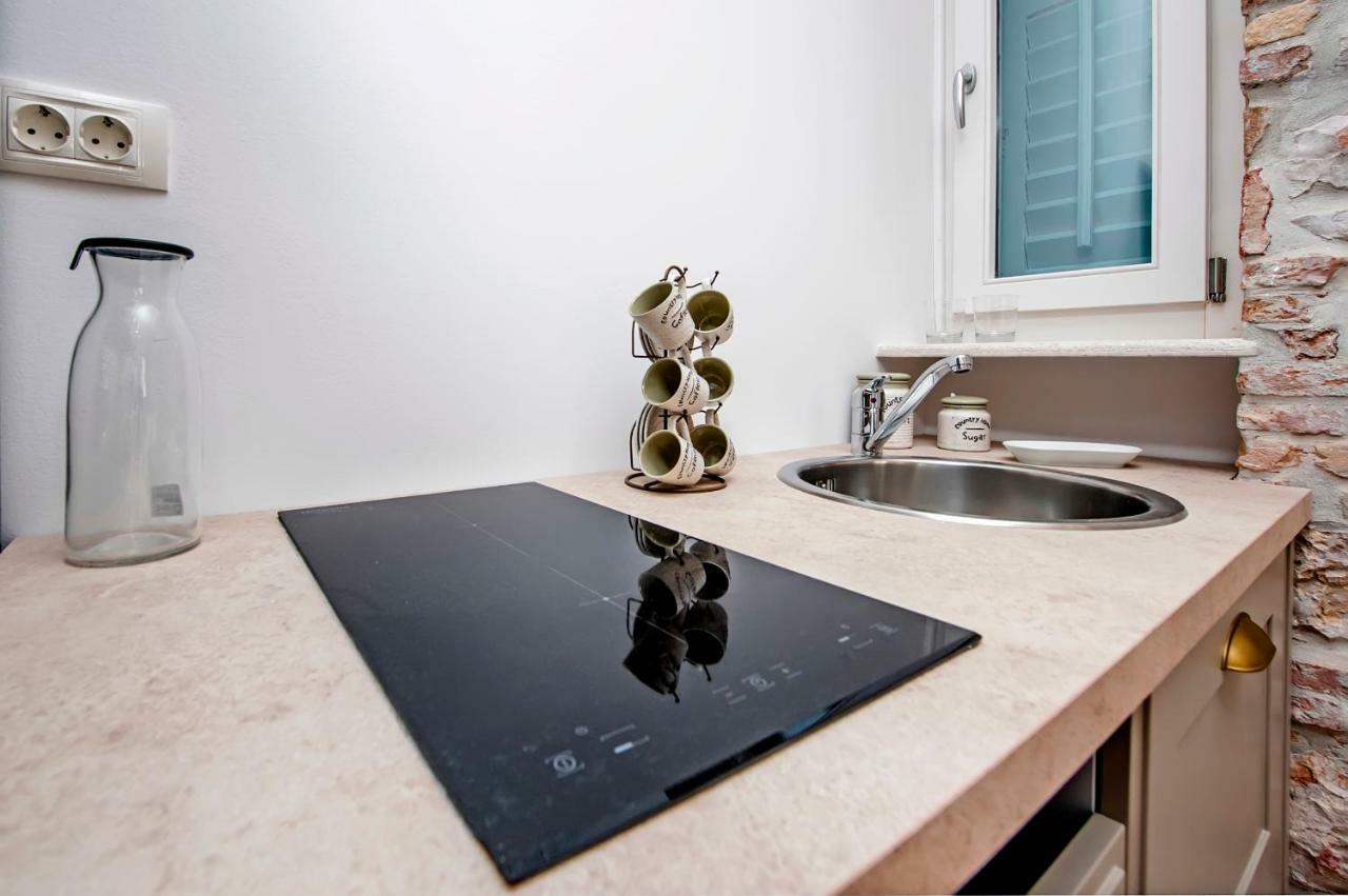 Apartments Casa Roccia Bianca ロヴィニ エクステリア 写真