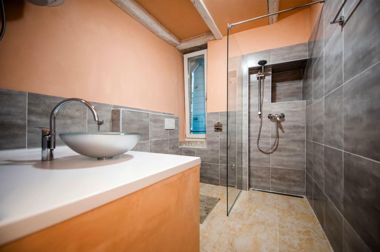 Apartments Casa Roccia Bianca ロヴィニ エクステリア 写真