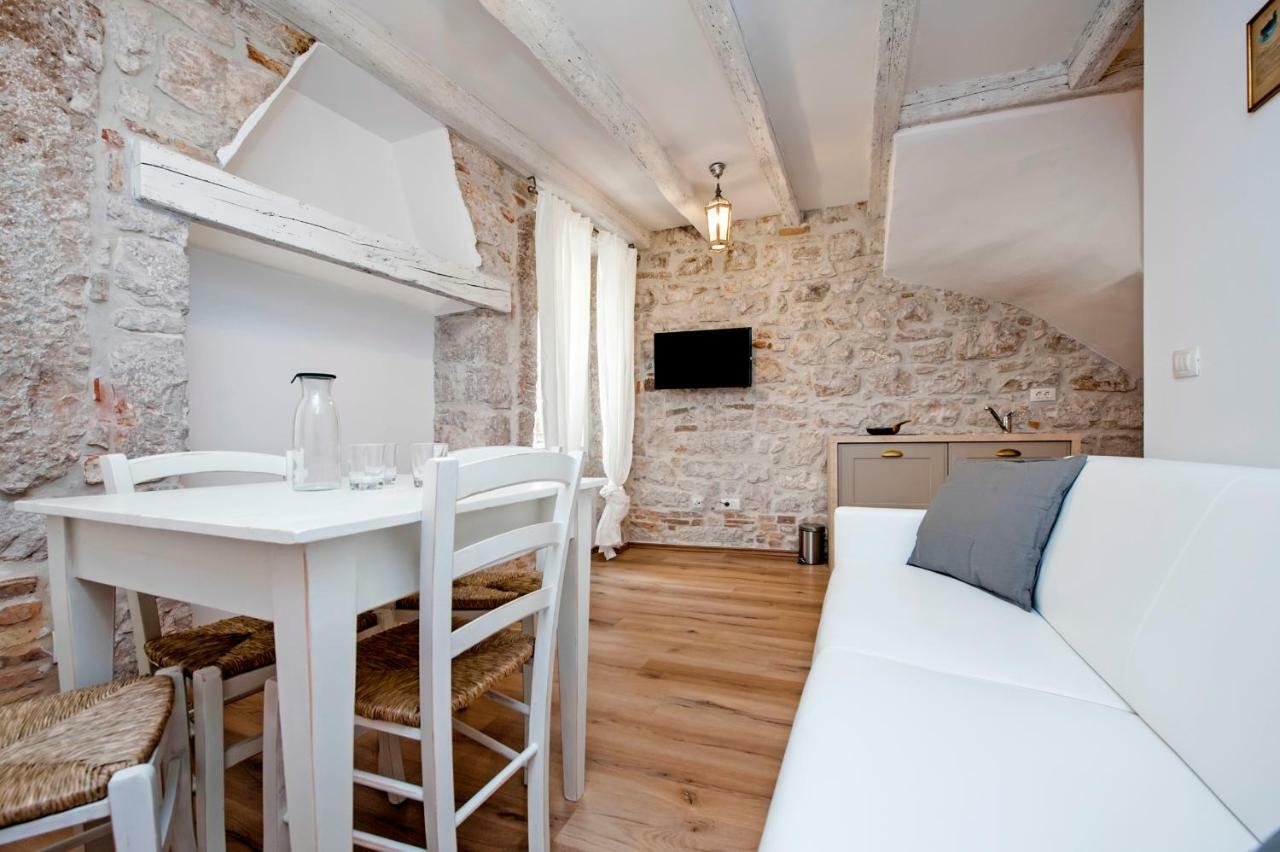 Apartments Casa Roccia Bianca ロヴィニ エクステリア 写真