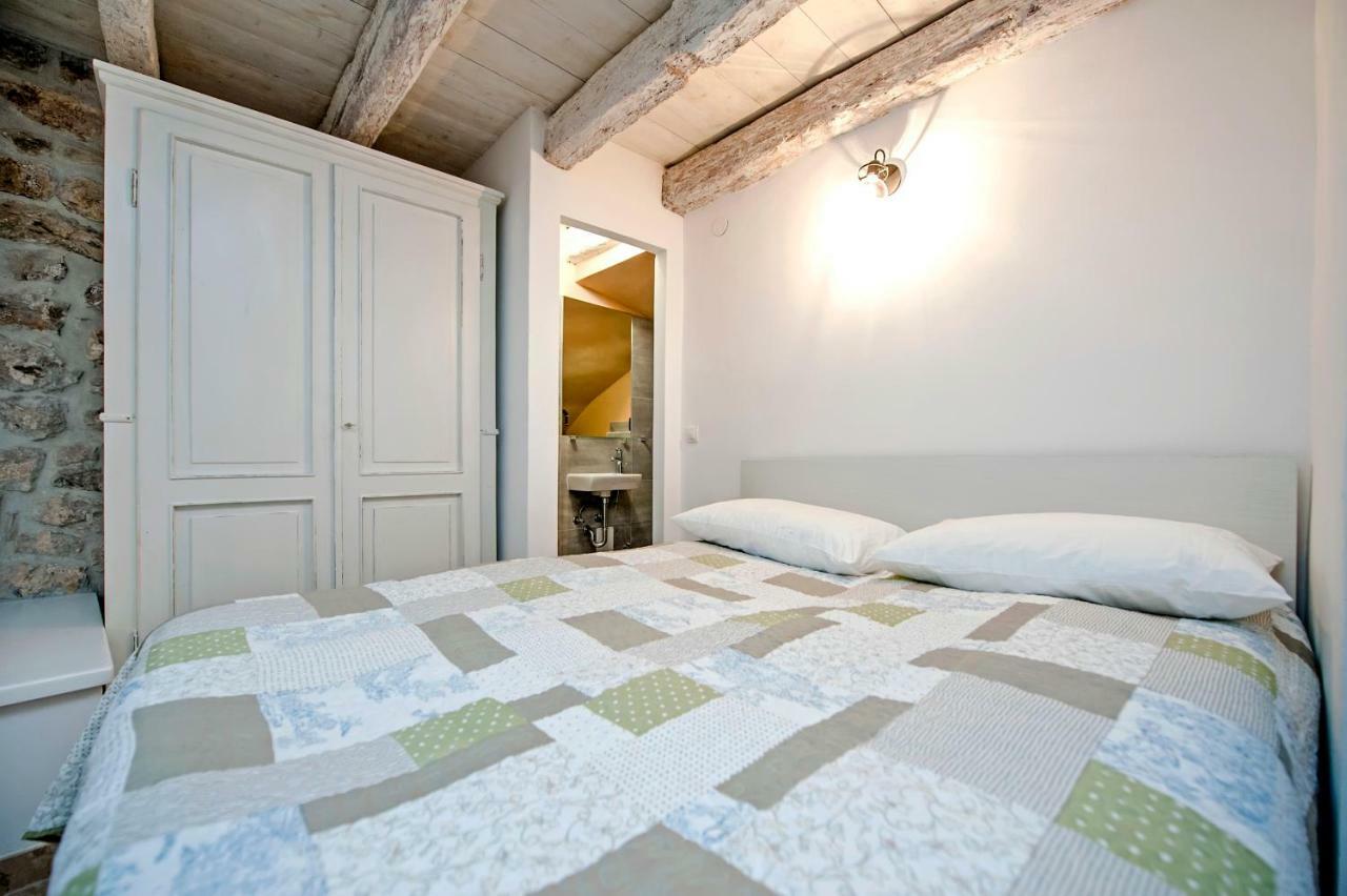 Apartments Casa Roccia Bianca ロヴィニ エクステリア 写真