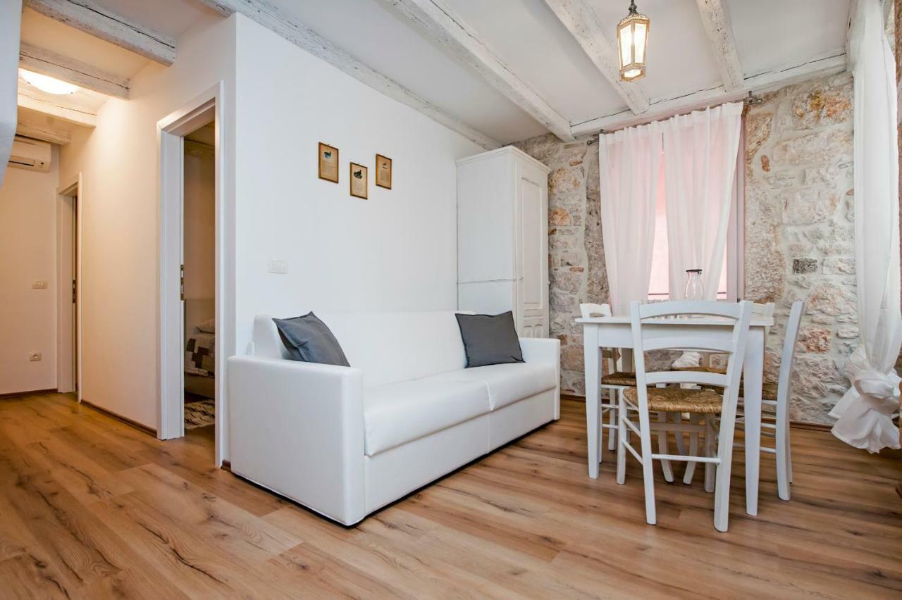 Apartments Casa Roccia Bianca ロヴィニ エクステリア 写真