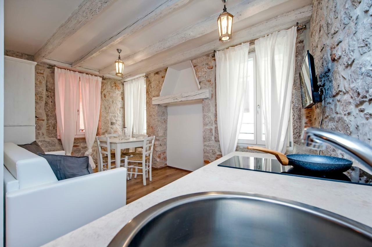 Apartments Casa Roccia Bianca ロヴィニ エクステリア 写真