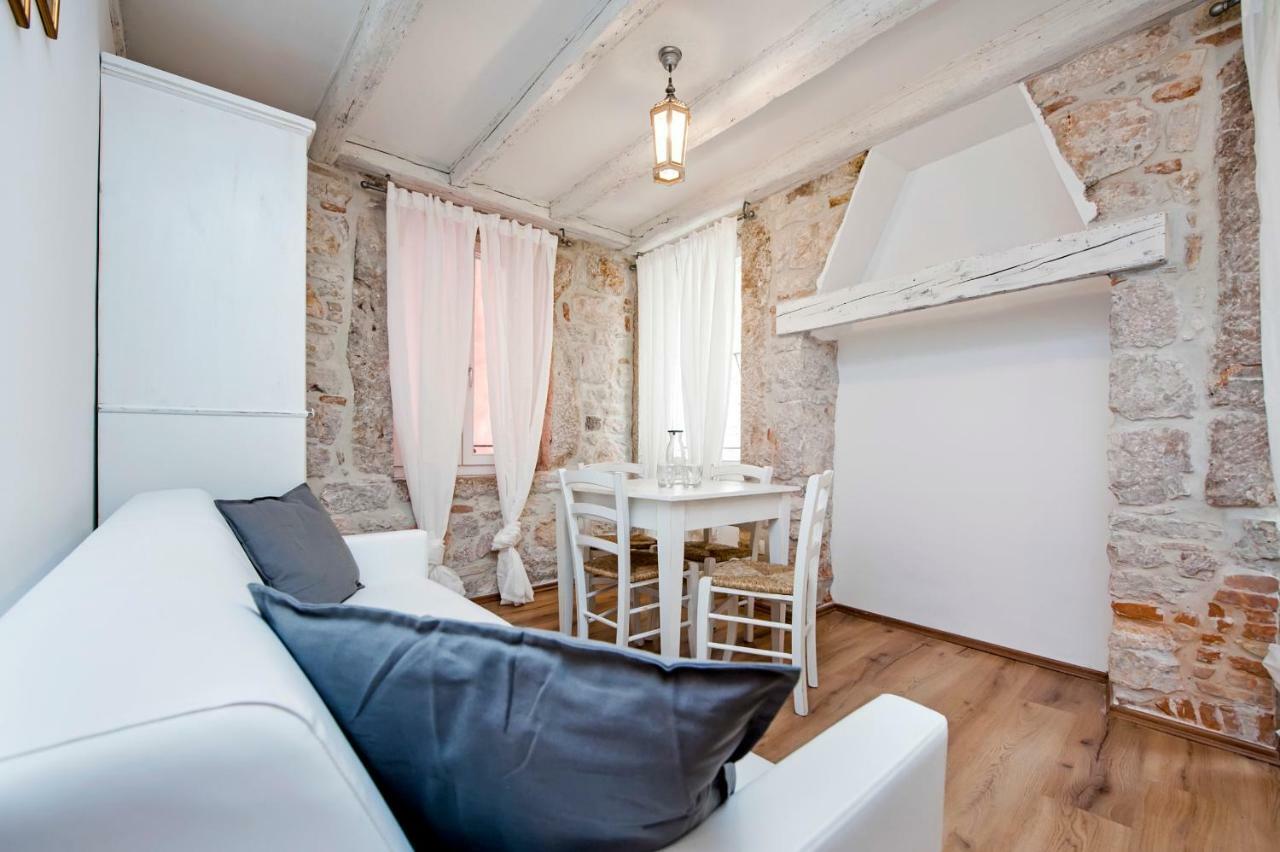Apartments Casa Roccia Bianca ロヴィニ エクステリア 写真