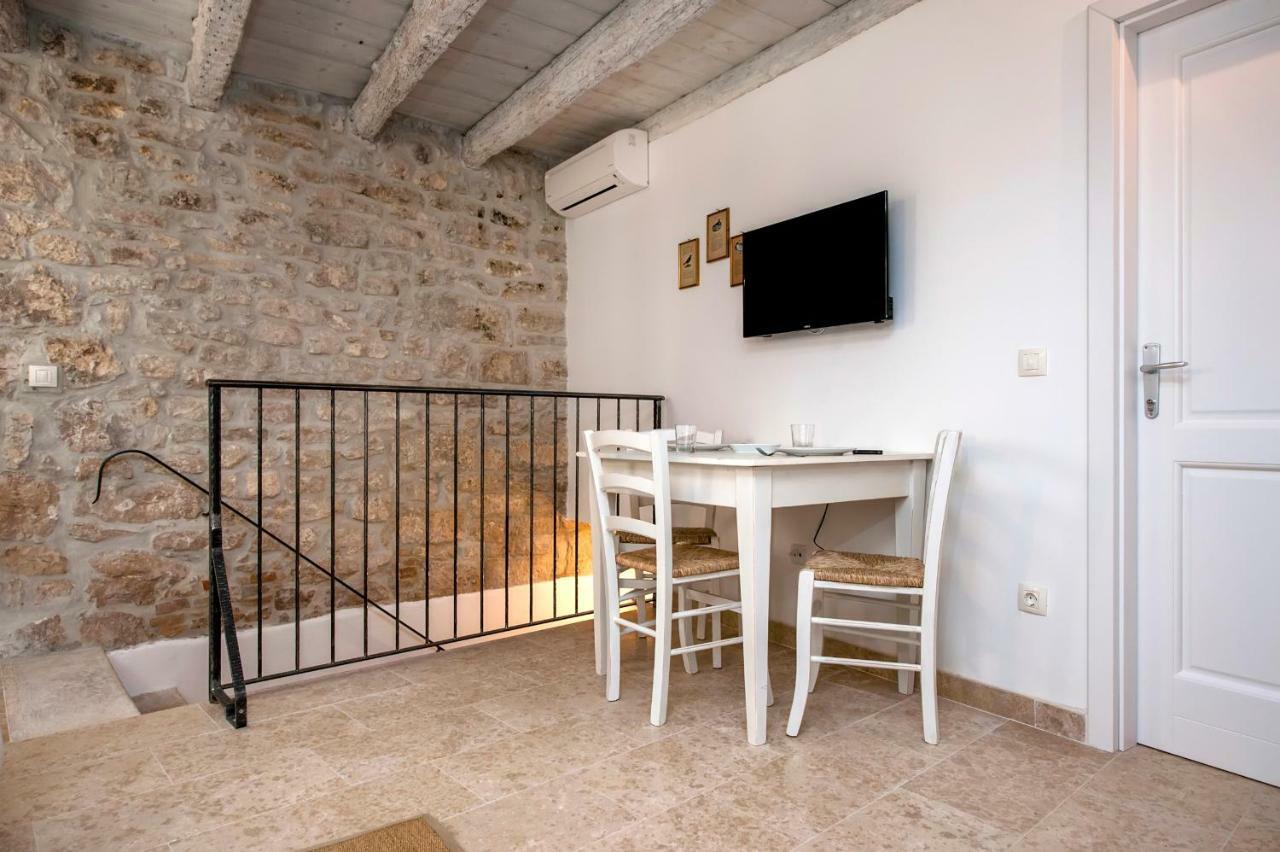 Apartments Casa Roccia Bianca ロヴィニ エクステリア 写真