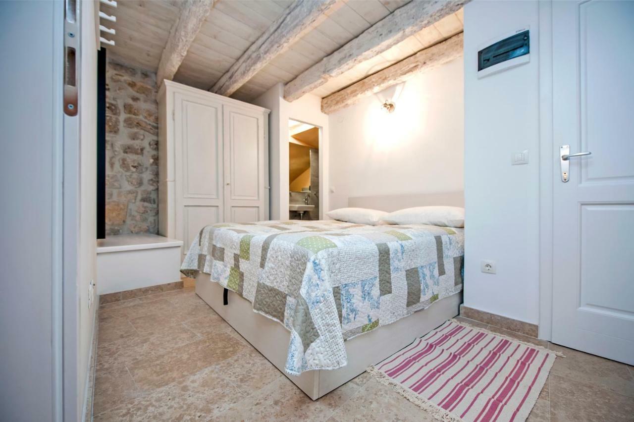 Apartments Casa Roccia Bianca ロヴィニ エクステリア 写真