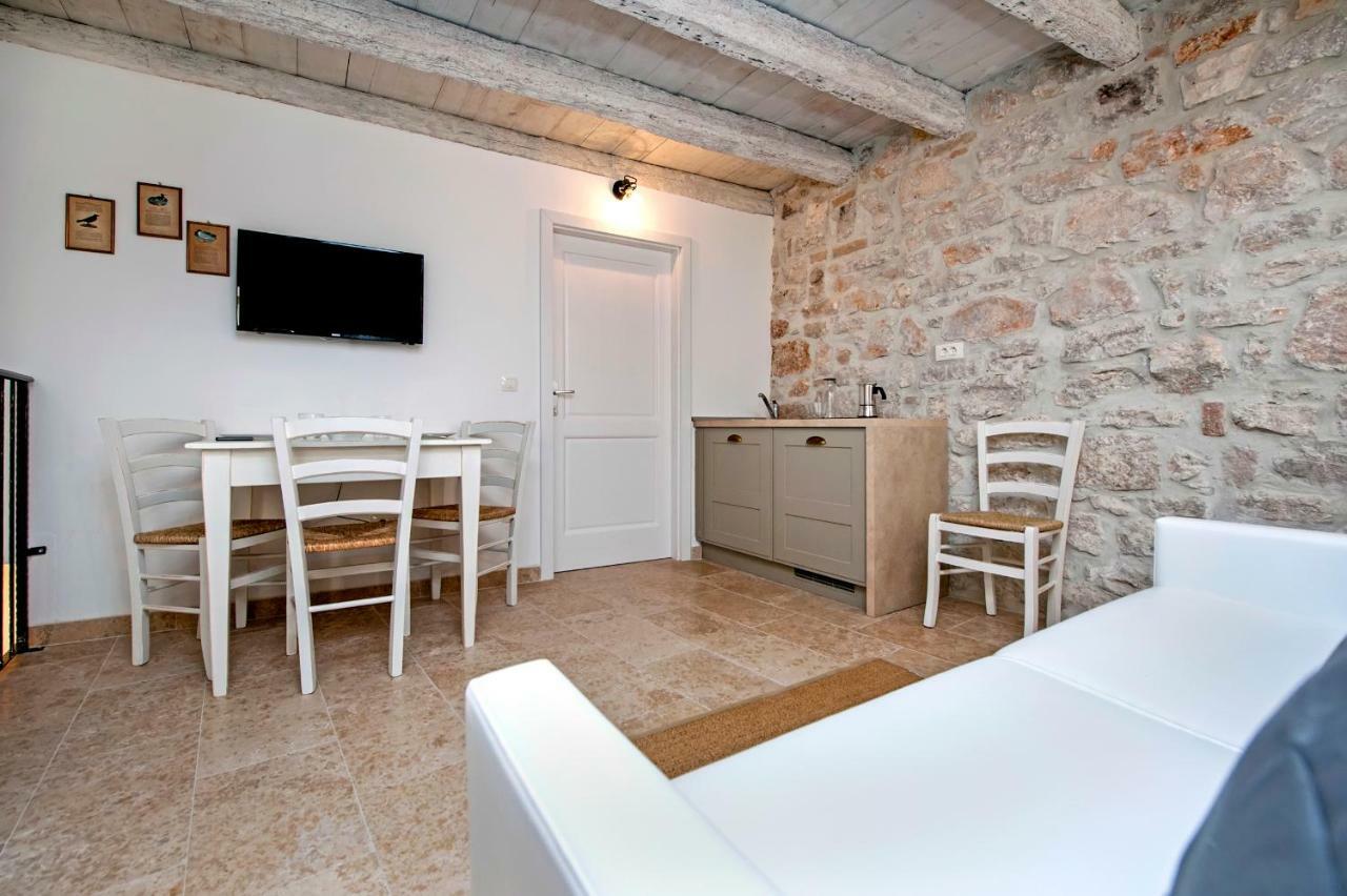 Apartments Casa Roccia Bianca ロヴィニ エクステリア 写真