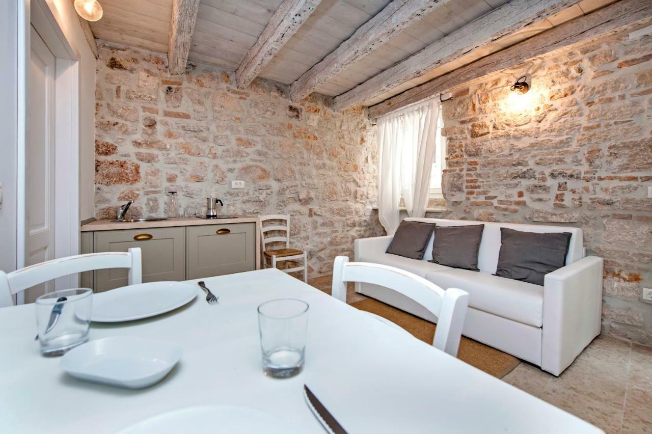 Apartments Casa Roccia Bianca ロヴィニ エクステリア 写真