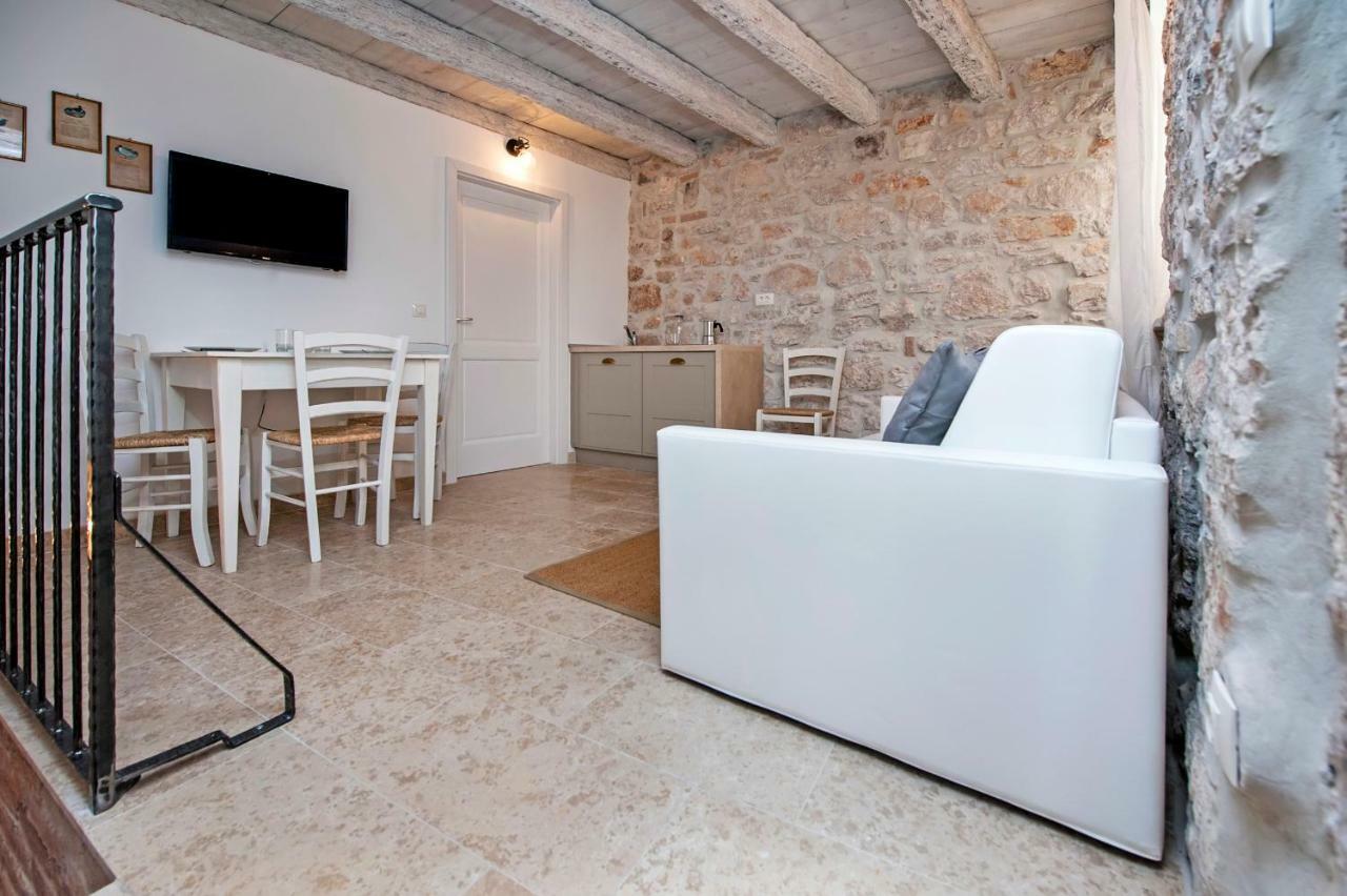 Apartments Casa Roccia Bianca ロヴィニ エクステリア 写真
