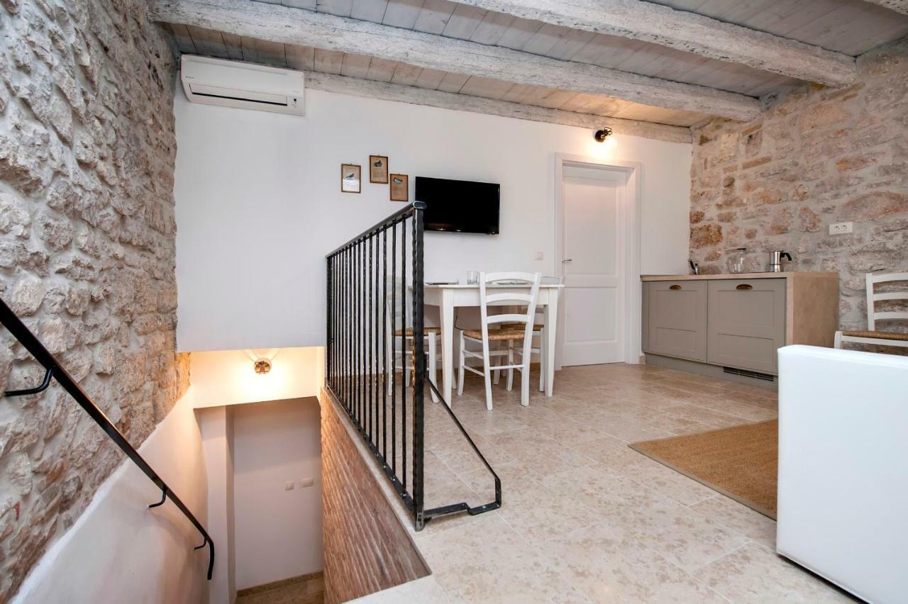 Apartments Casa Roccia Bianca ロヴィニ エクステリア 写真